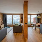 Luxury 9-bed Steps From Slopes With Parking & Box 公寓