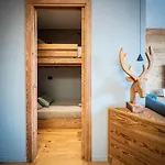 Luxury 9-bed Steps From Slopes With Parking & Box شقة