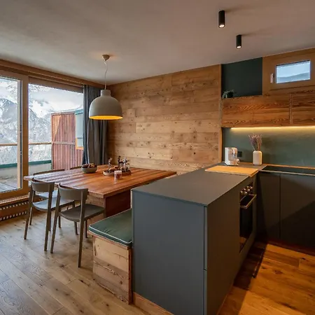 Luxury 9-bed Steps From Slopes With Parking & Box Appartement Mollieres