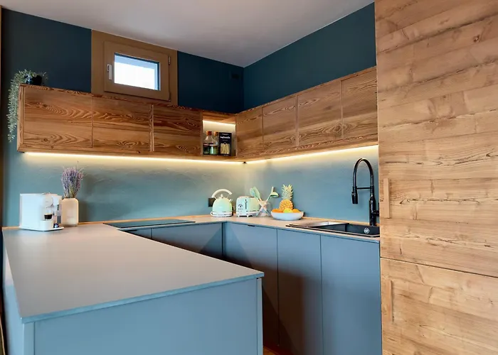 Luxury 9-bed Steps From Slopes With Parking & Box *