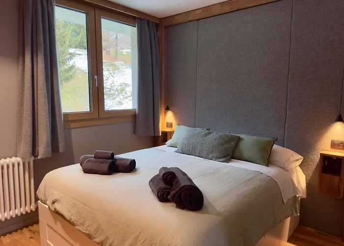 Luxury 9-bed Steps From Slopes With Parking & Box Appartamento