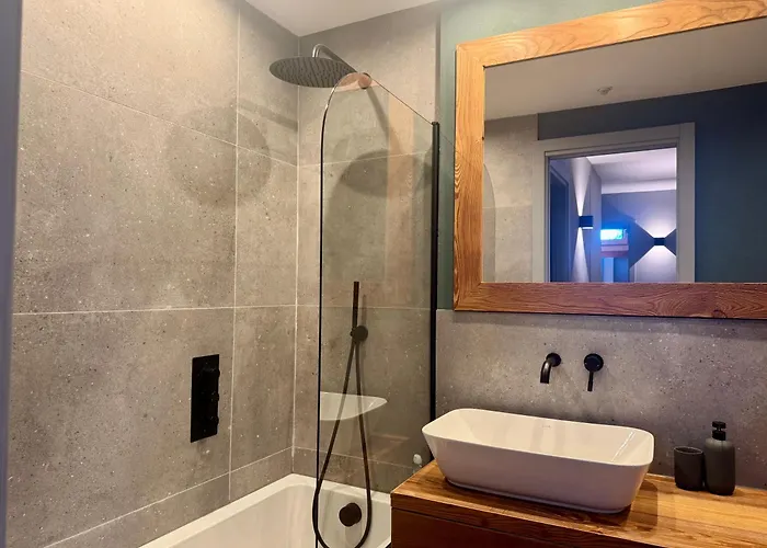 Luxury 9-bed Steps From Slopes With Parking & Box Lejlighed *