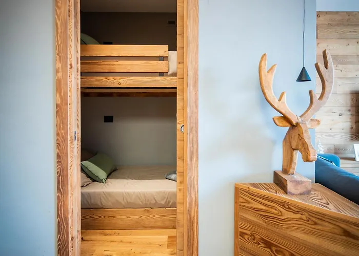 Luxury 9-bed Steps From Slopes With Parking & Box 아파트